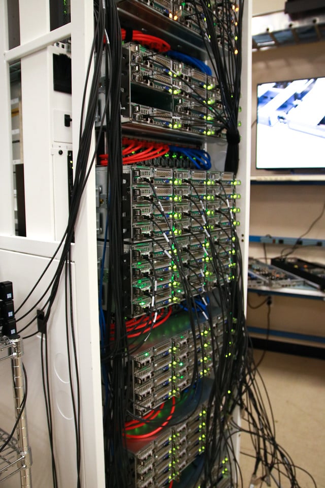 Servery chlazené tekutinou a server z Lega v laboratořích Dellu