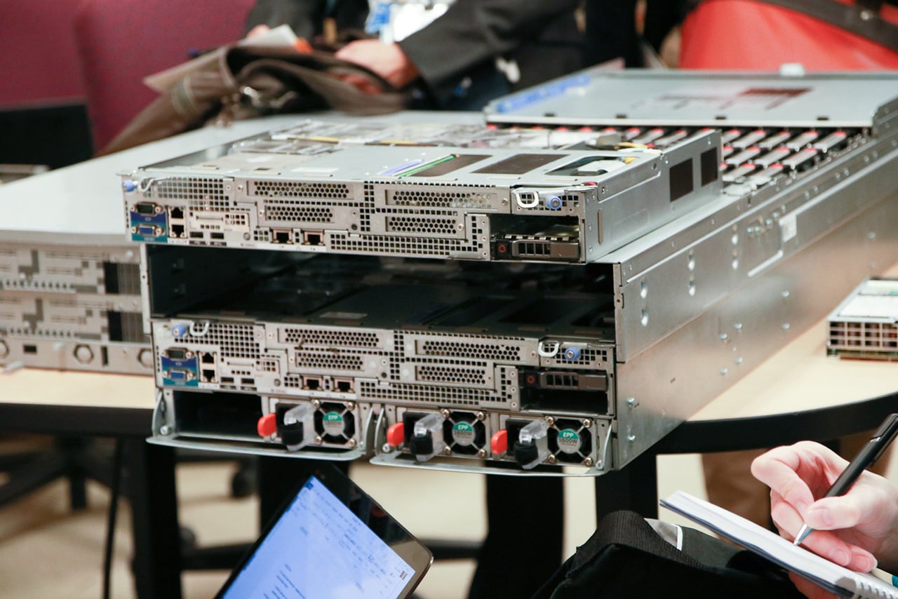 Servery chlazené tekutinou a server z Lega v laboratořích Dellu