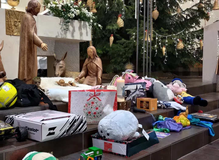 Betlém a žehnání dětských hraček obdržených pod stromečkem od Ježíška. Římskokatolický kostel Sv. Ducha, Ostrava. (25. 12. 2023)