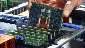 IBM Power11 server - instalace paměťového modulu DDIMM