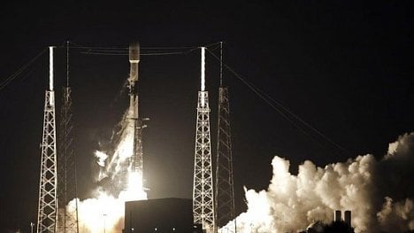 Náhledový obrázek - SpaceX zahájila budování sítě Starlink, na oběžnou dráhu vynesla první satelity