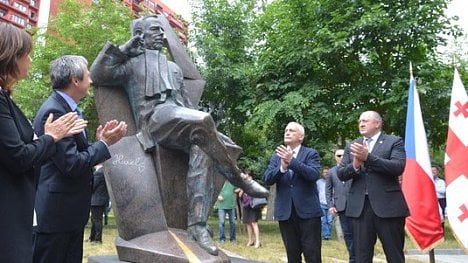 Náhledový obrázek - Havel v gruzínské metropoli sedí a přemýšlí. V Tbilisi odhalili jeho sochu