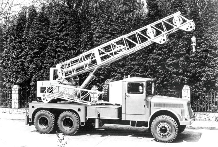 Autor: Archiv Tatra a.s. Tatra 111 s jednou z nejpoužívanějších účelových nástaveb. Jeřábů se dochovalo poměrně dost.