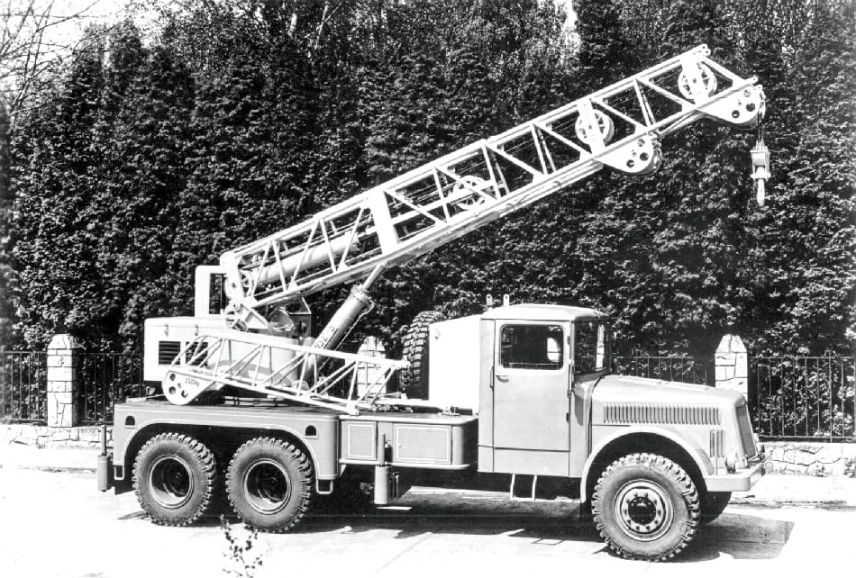 Tatra 111 s jednou z nejpoužívanějších účelových nástaveb. Jeřábů se dochovalo poměrně dost.