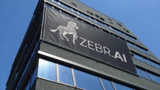 reklama na domě s nápisem zebr.ai