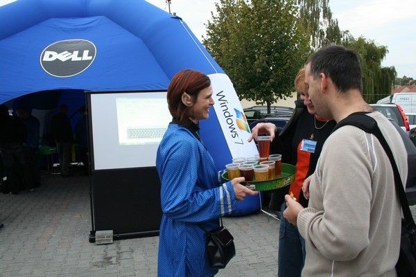 Dell představil partnerům enterprise produkty a na důkaz svých schopností postavil před zámkem loď Enterprise.