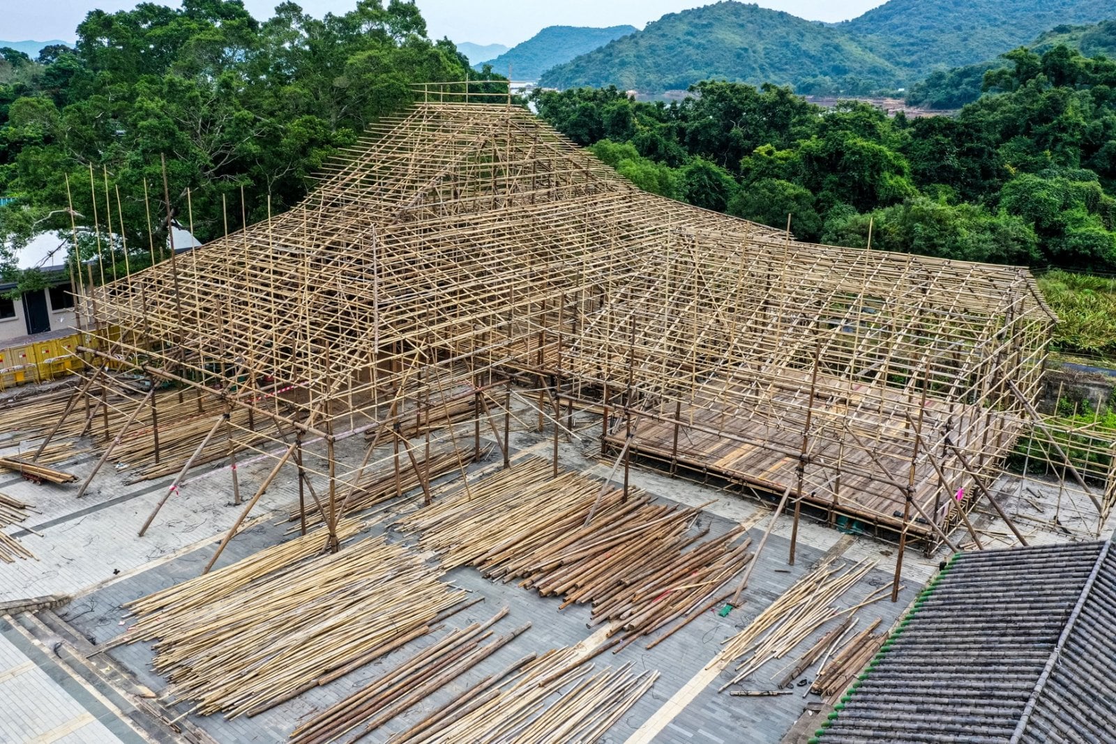 Dočasná scéna pro kantonskou operu postavená s pomocí bambusu