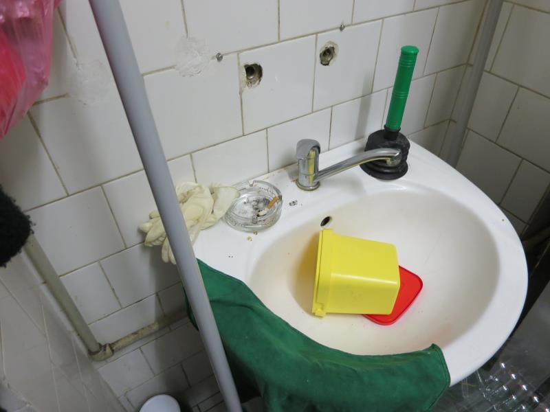 Bohumil Langer, Restaurace U Boba, Brno. Zjištěné skutečnosti: Výskyt hmyzích škůdců, výskyt plísní na stropě a v chladicích zařízeních, výrazně zanedbaný úklid, hromadění odpadů, nezajištění odvozu potravinářského odpadu, výrazné znečištění všech prostor ad.