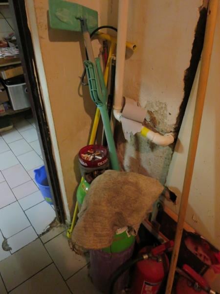 Bohumil Langer, Restaurace U Boba, Brno. Zjištěné skutečnosti: Výskyt hmyzích škůdců, výskyt plísní na stropě a v chladicích zařízeních, výrazně zanedbaný úklid, hromadění odpadů, nezajištění odvozu potravinářského odpadu, výrazné znečištění všech prostor ad.