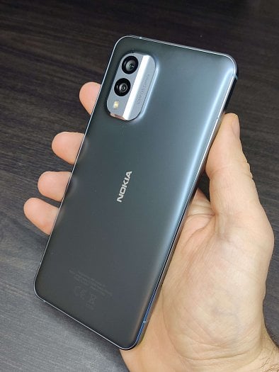 Záda telefonu doplňuje decentní logo Nokia (zdroj: Cnews)