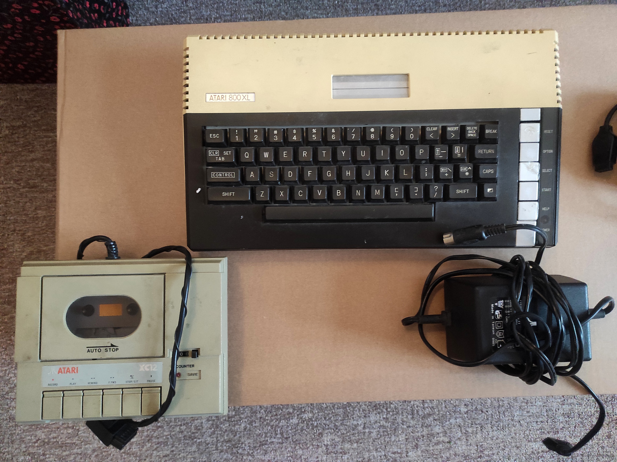 Doručený počítač Atari 800XL po vybalení spolu s magnetofonem a zdrojem.