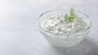 Náhledový obrázek - Tzatziki recept: zkuste zdravější dip k masu a grilovaným jídlům. Je plný probiotik a bílkovin
