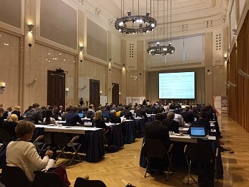 Konference 10 let sjednocení dohledu pod ČNB zcela zaplnila konferenční centrum (25. 10. 2016).