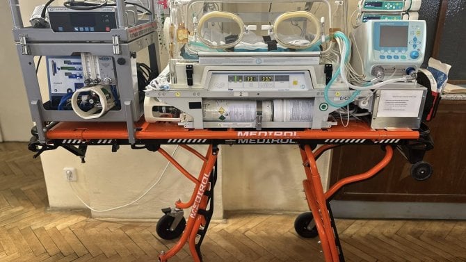 Inkubátor pro transport miminek napojených na ECMO