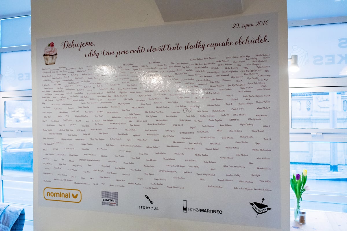 Zeď slávy, zde jsou jména všech, kteří v kampani přispěli