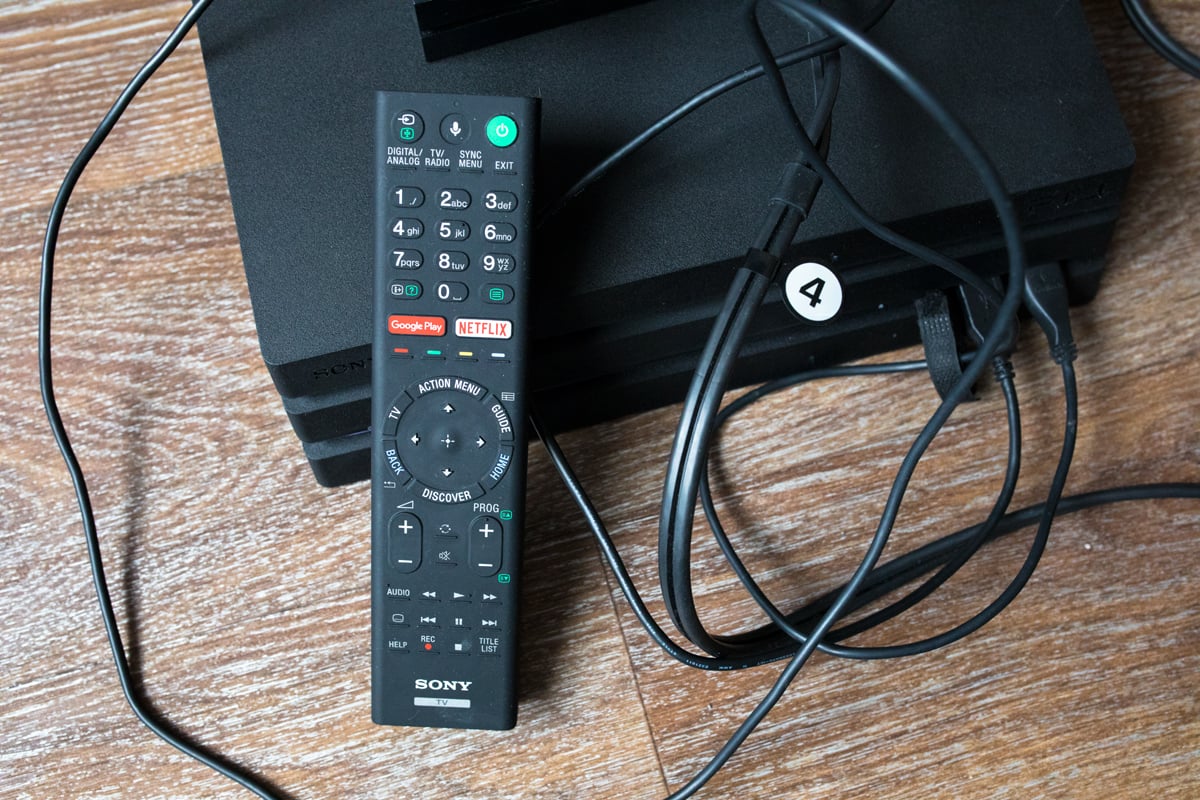 PlayStation 4 PRO, VR set a Sony Bravia 4K model KD49XD8305