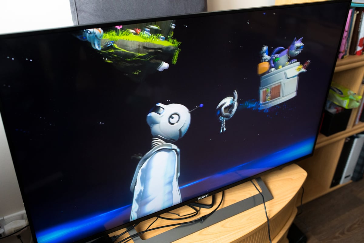 PlayStation 4 PRO, VR set a Sony Bravia 4K model KD49XD8305