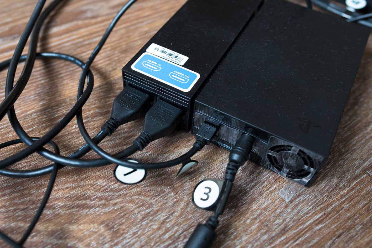 PlayStation 4 PRO, VR set a Sony Bravia 4K model KD49XD8305