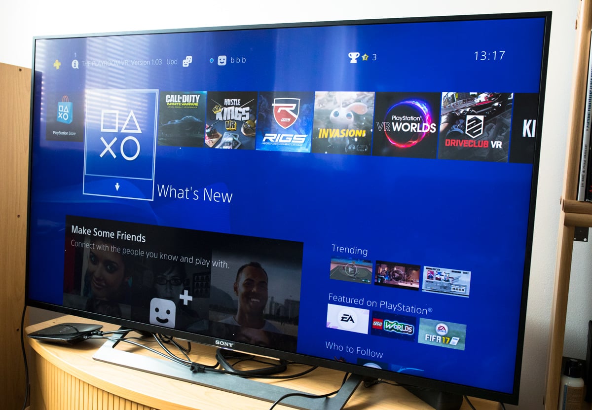 PlayStation 4 PRO, VR set a Sony Bravia 4K model KD49XD8305