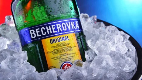 Náhledový obrázek - Au revoir, na zdrowie! Becherovku kupuje od Francouzů polská skupina Maspex