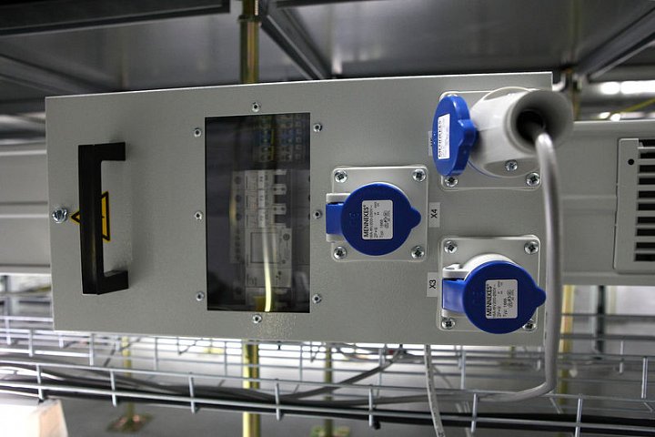 Datacube: přívod k racku pod podlahou