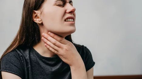 U angíny je zásadní nasadit včas antibiotika, jinak je člověk nakažlivý po celou dobu onemocnění