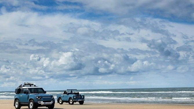 Land Rover Defender 90 Marine Blue Edition je parádní stylovka především pro milovníky kitů. Ti čeští ale mají smůlu