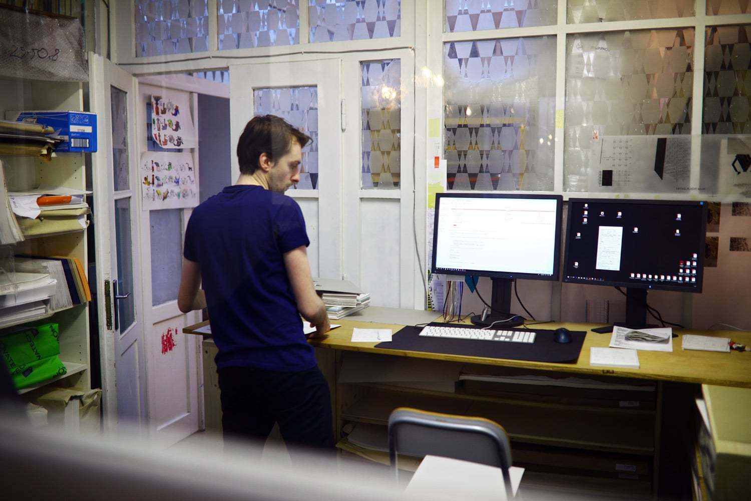 Um moderní techniky se tu kombinuje s tradiční ruční prací.