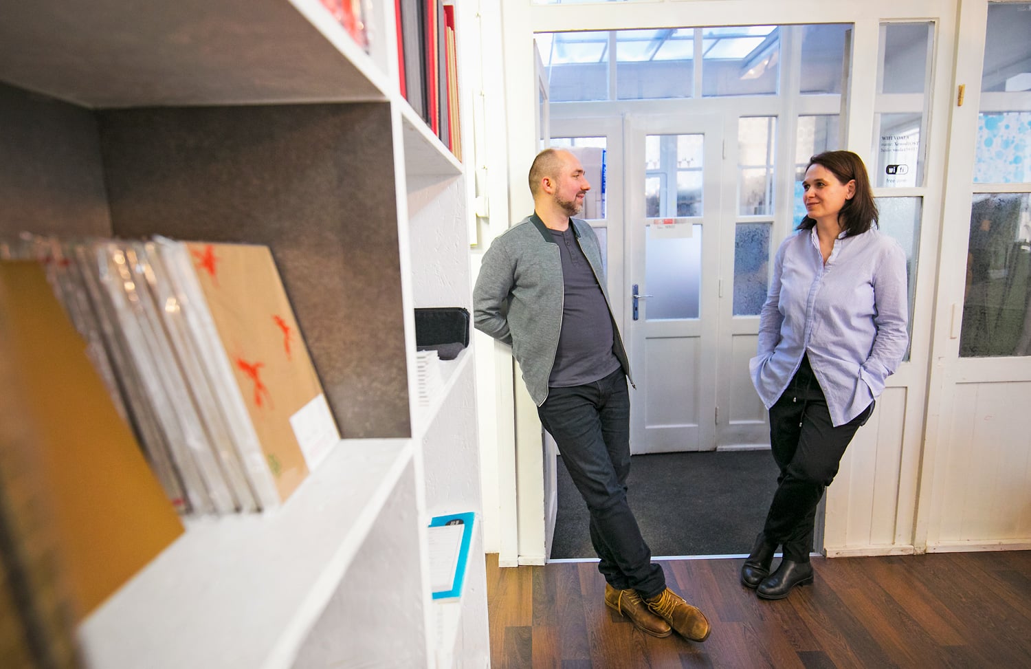 Voala sídlí v bývalé písmomalířské dílně.