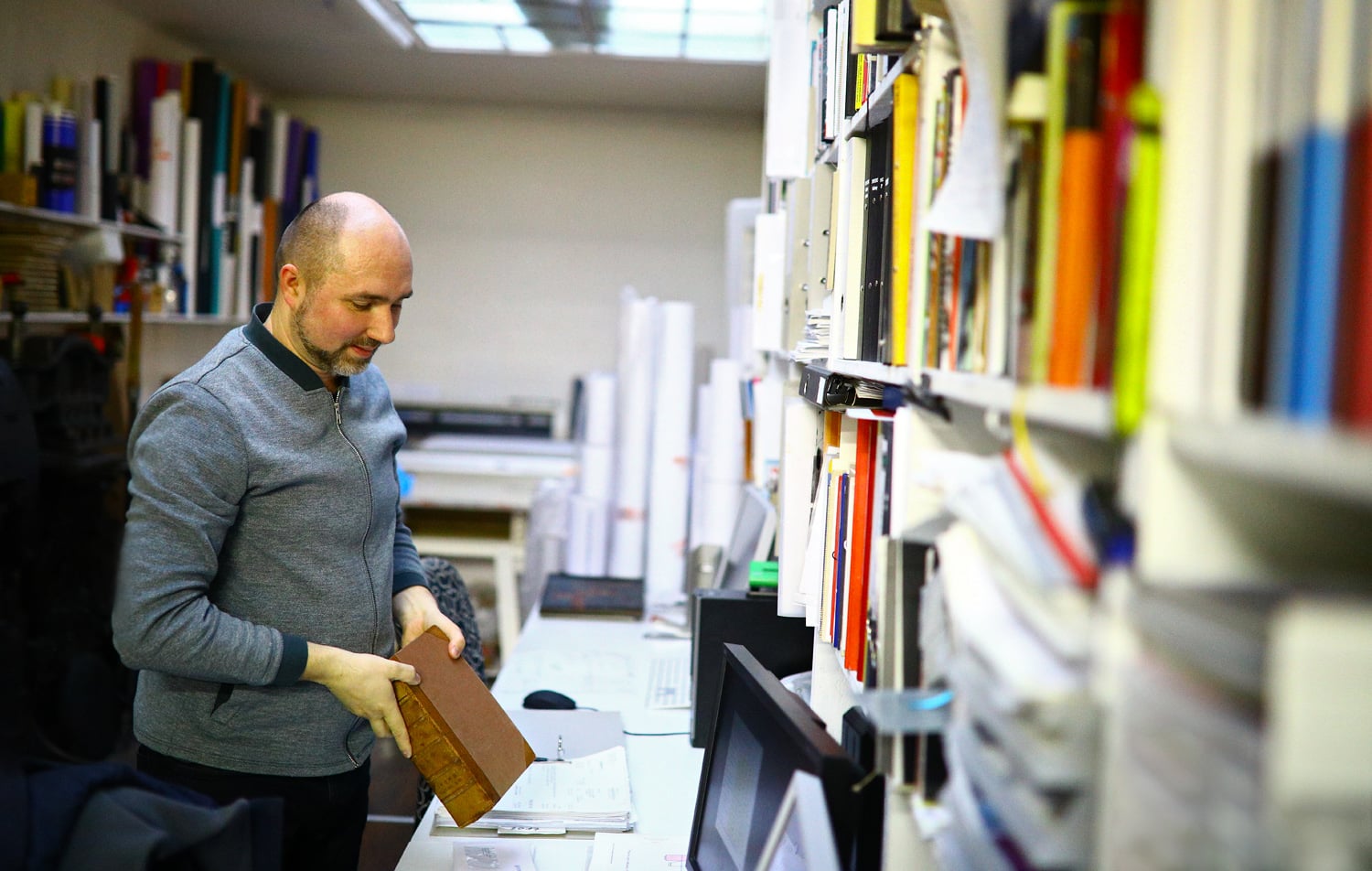 Pavel Kulišťák v ateliéru.