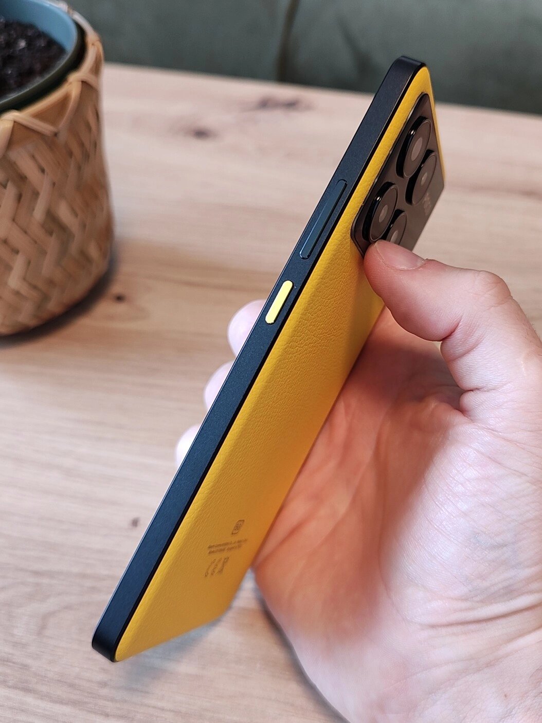 Pravý bok telefonu skrývá designovou jednohubku