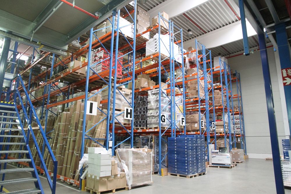 Paletové regály. Zde je uloženo zboží, které se vzhledem ke své velikosti nedá přepravovat po dopravnících.