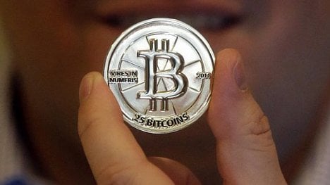 Náhledový obrázek - Hodnota bitcoinu prudce klesá, vrátila se pod tisíc dolarů