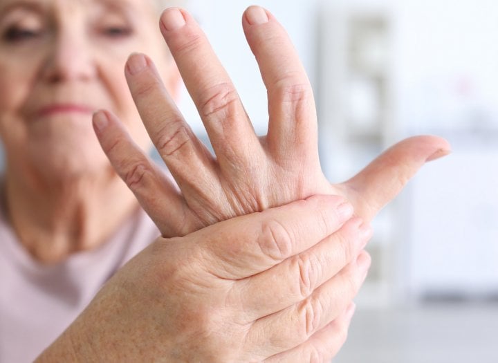 Autor: Shutterstock Seniorku bolí klouby rukou