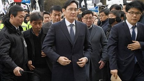 Náhledový obrázek - Šéf Samsungu byl zadržen. Čelí podezření z korupce