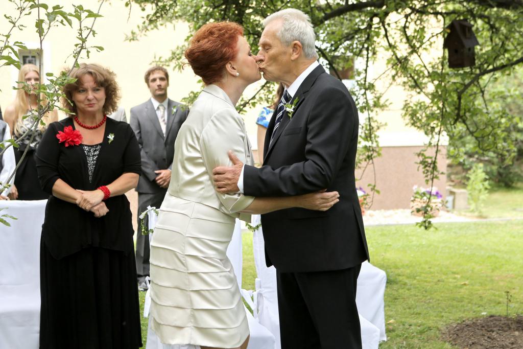 Cesty domů III: Docent Bernát se žení