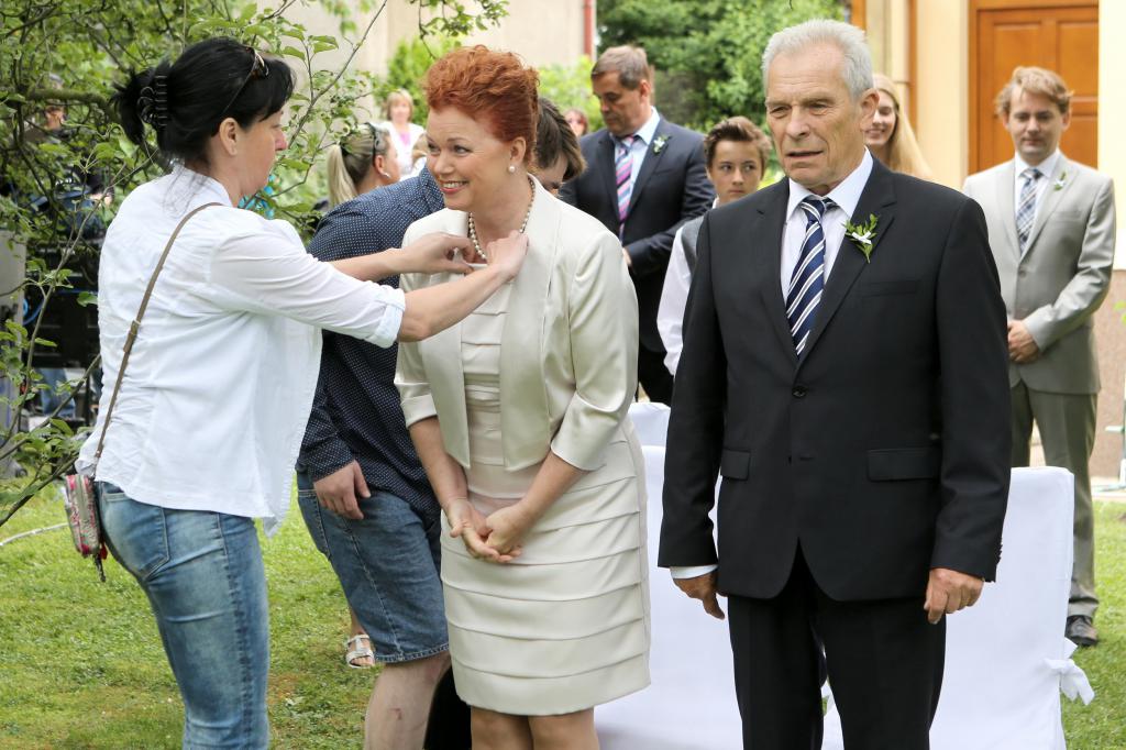 Cesty domů III: Docent Bernát se žení