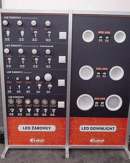 Panely s LED žárovkami, včetně těch pro zabudování do stropu.