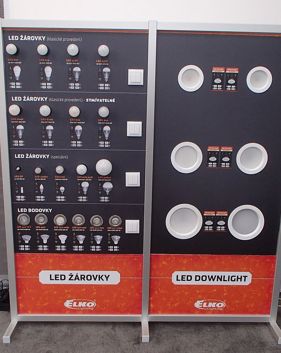 Panely s LED žárovkami, včetně těch pro zabudování do stropu.