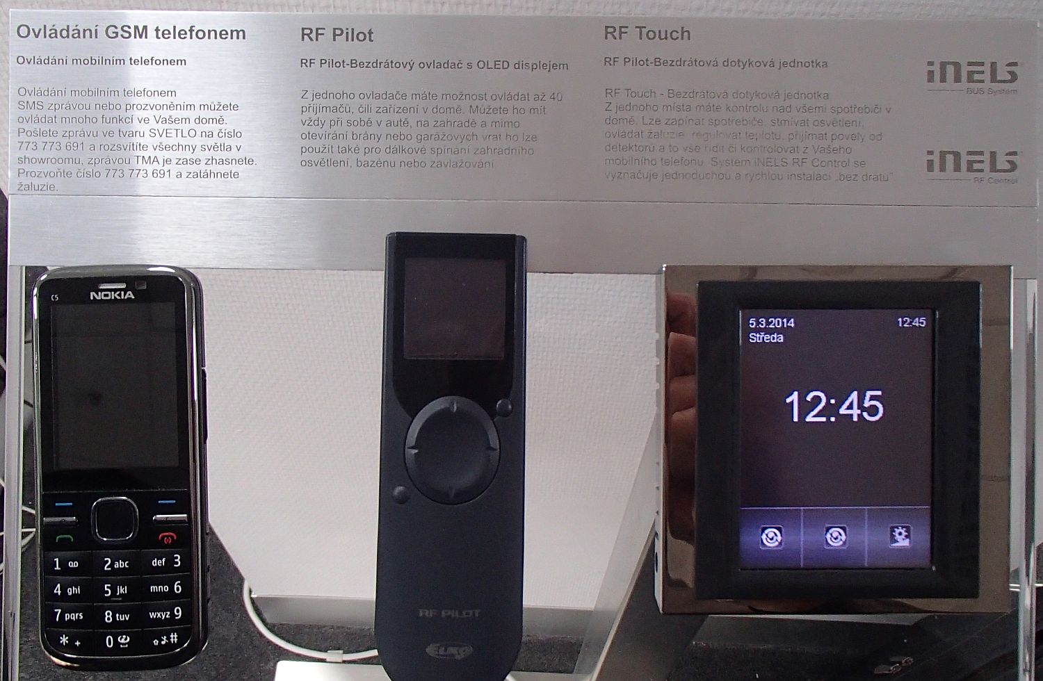 Systém iNELS nabízí několik způsobů ovládání, včetně možnosti použít docela obyčejný telefon.