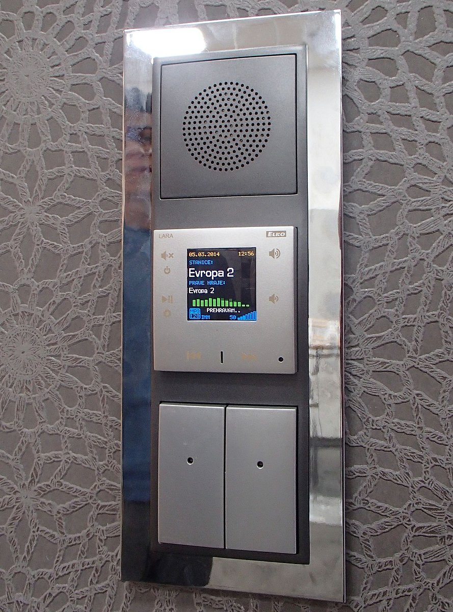 Audio systém Lara o velikosti vypínače a jeho reproduktor.