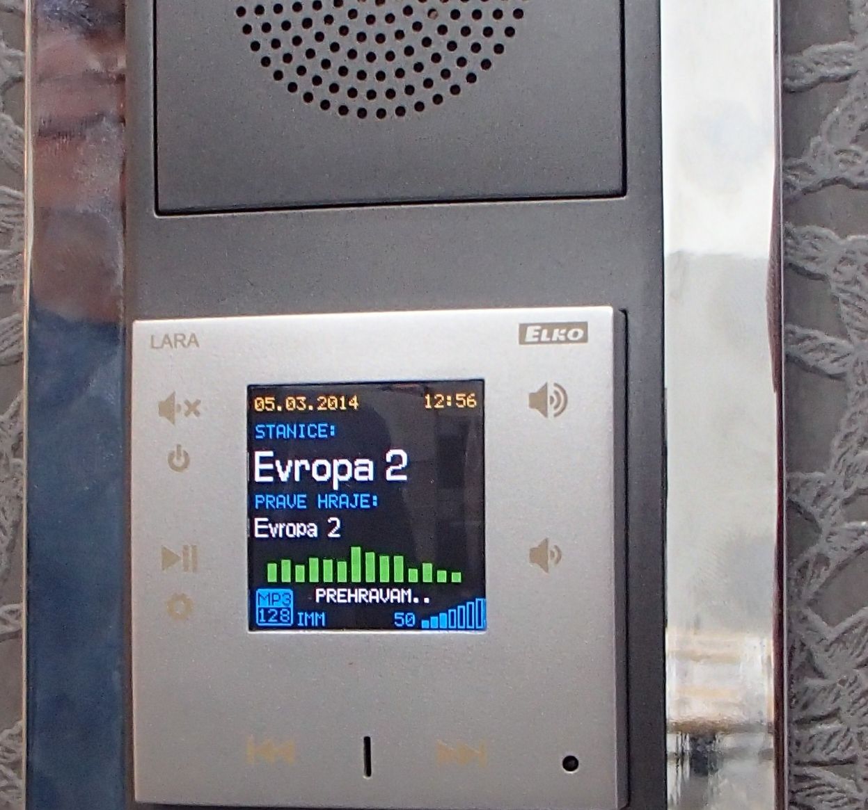 K Laře můžete připojit jak malé reproduktory do zd (viz jiný snímek), tak reproduktory například umístěné do strpu. Co jsem mohl posoudit, ty druhé hrály dosti slušně.