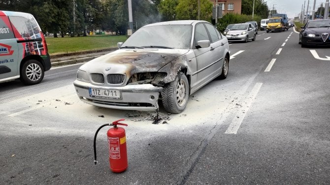 Ilustrační fotografie. Technická závada způsobila požár osobního automobilu. (5. 9. 2025)