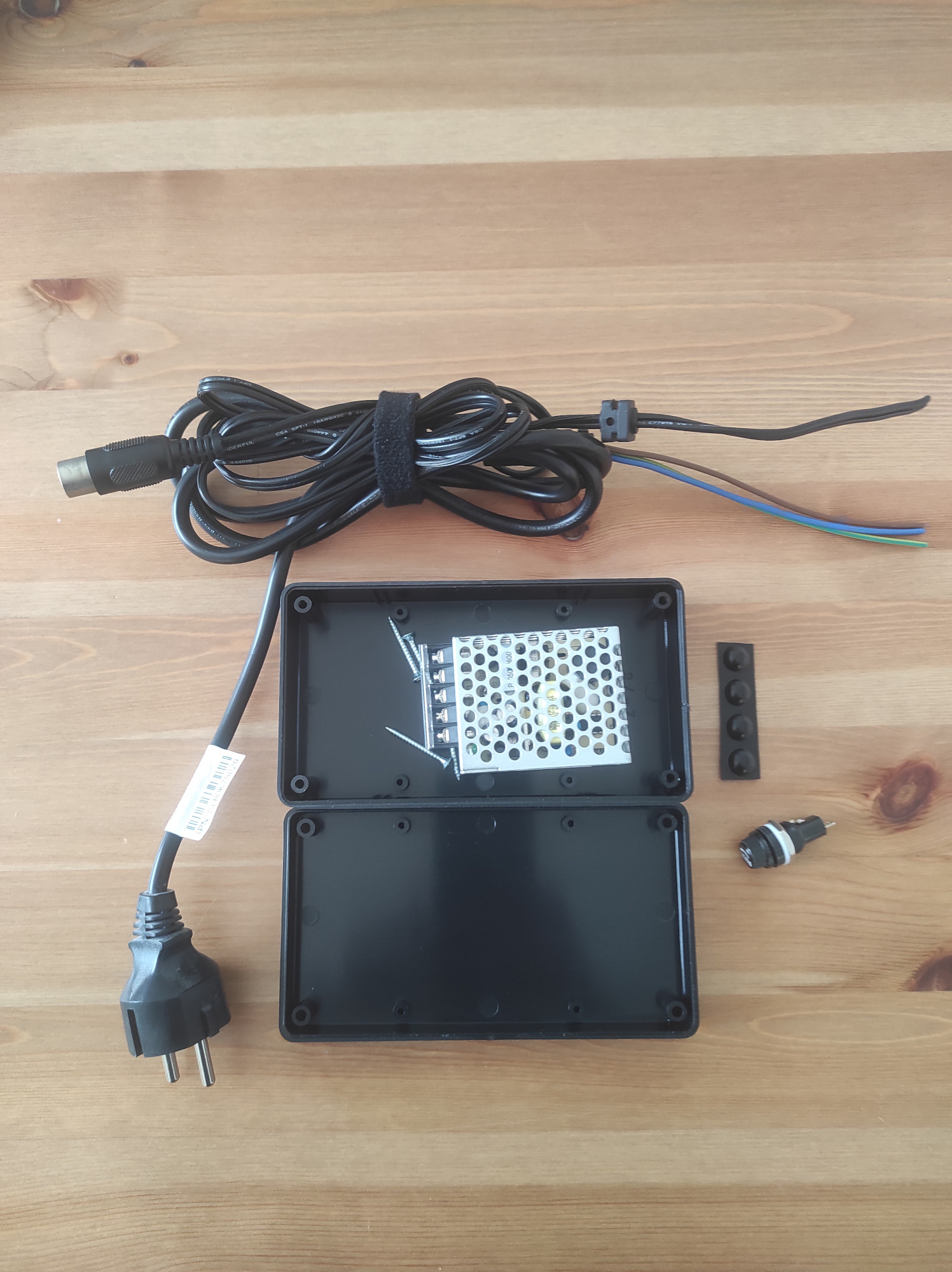 Sada k sestavení zdroje.