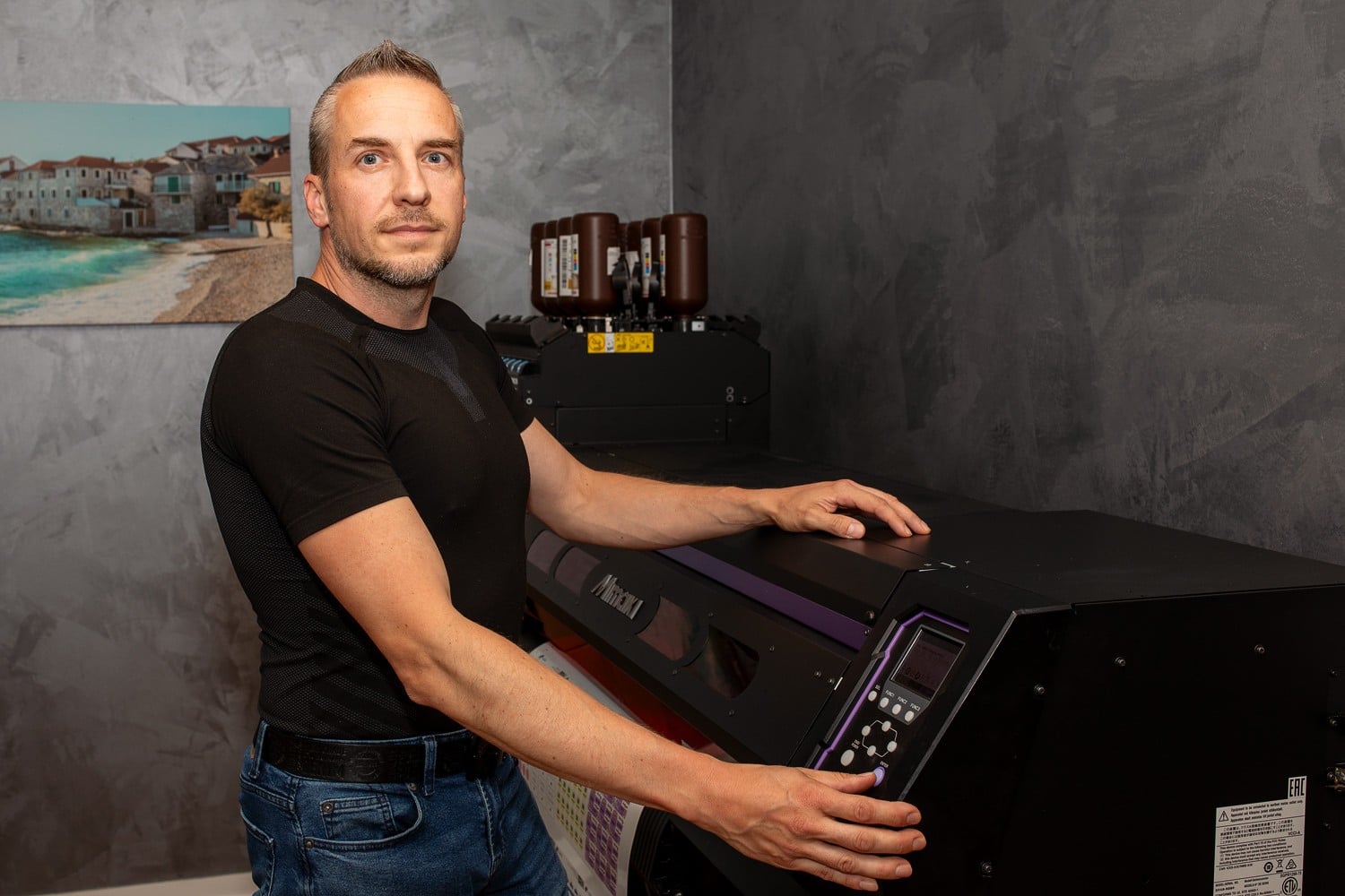 Michal Bumbálek ze značky mylabels u tiskárny