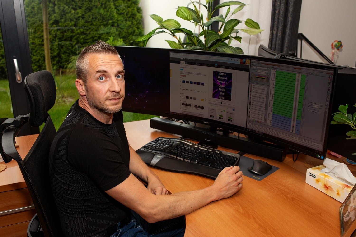 Michal Bumbálek ze značky mylabels u počítače