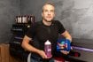 Michal Bumbálek ze značky mylabels s označenými produkty