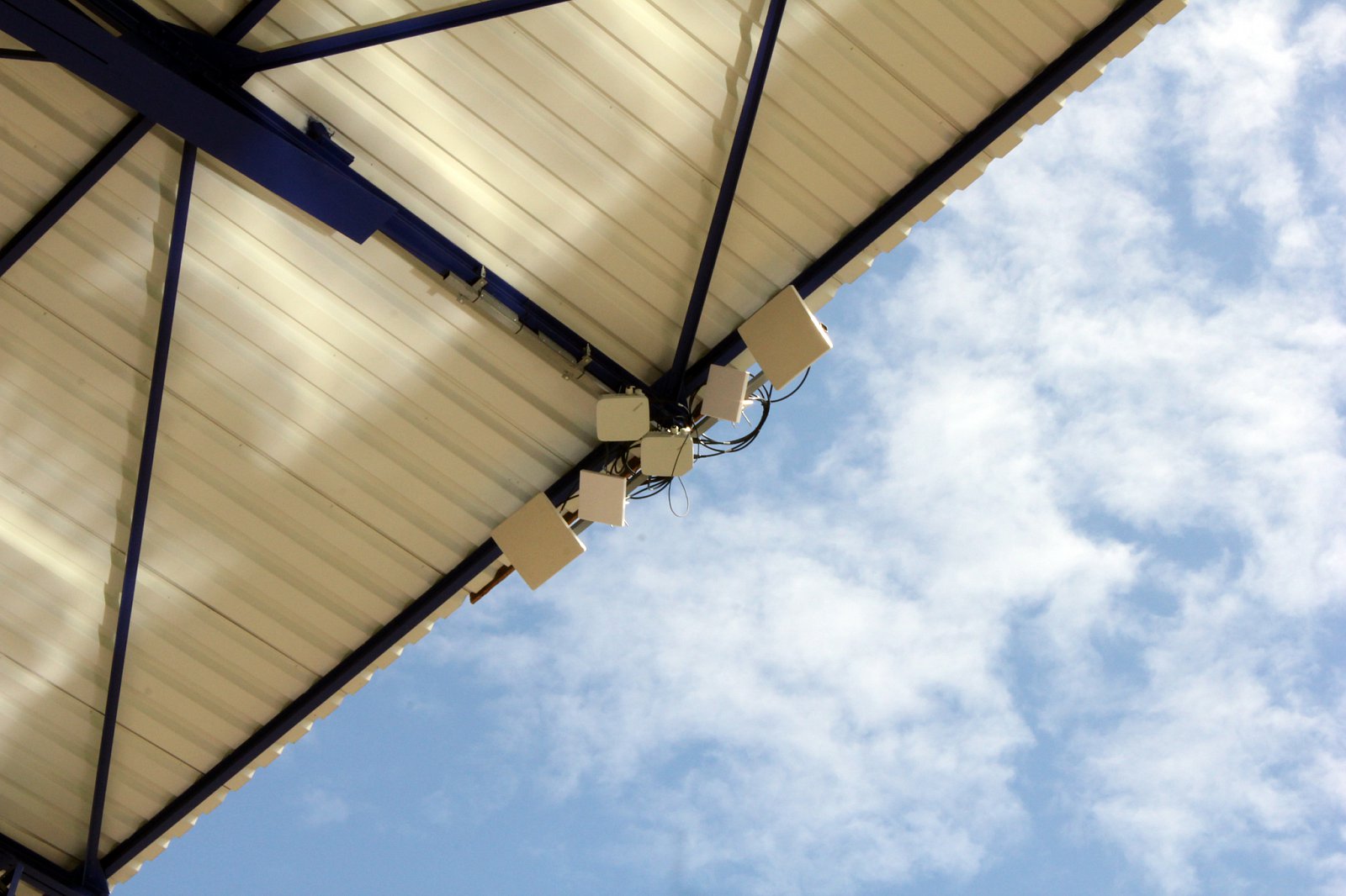 Údržba je složitá a provádí ji ze střechy vždy dva lidé s horolezeckým jištěním.