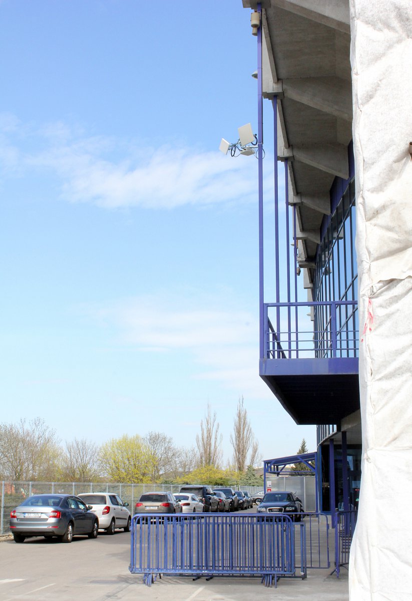 Tenhle AP na vnější stěně stadionu pokrývá prostory u turniketů.