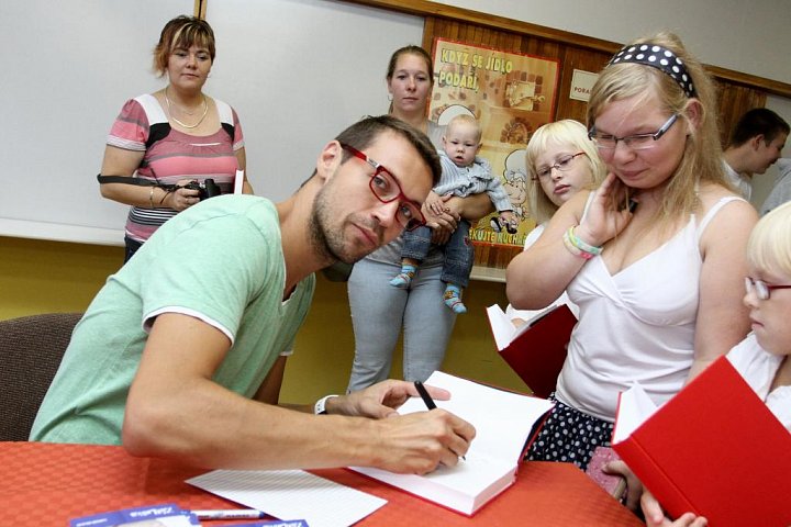 Herec Základky Lukáš Hejlík propagoval seriál na základce